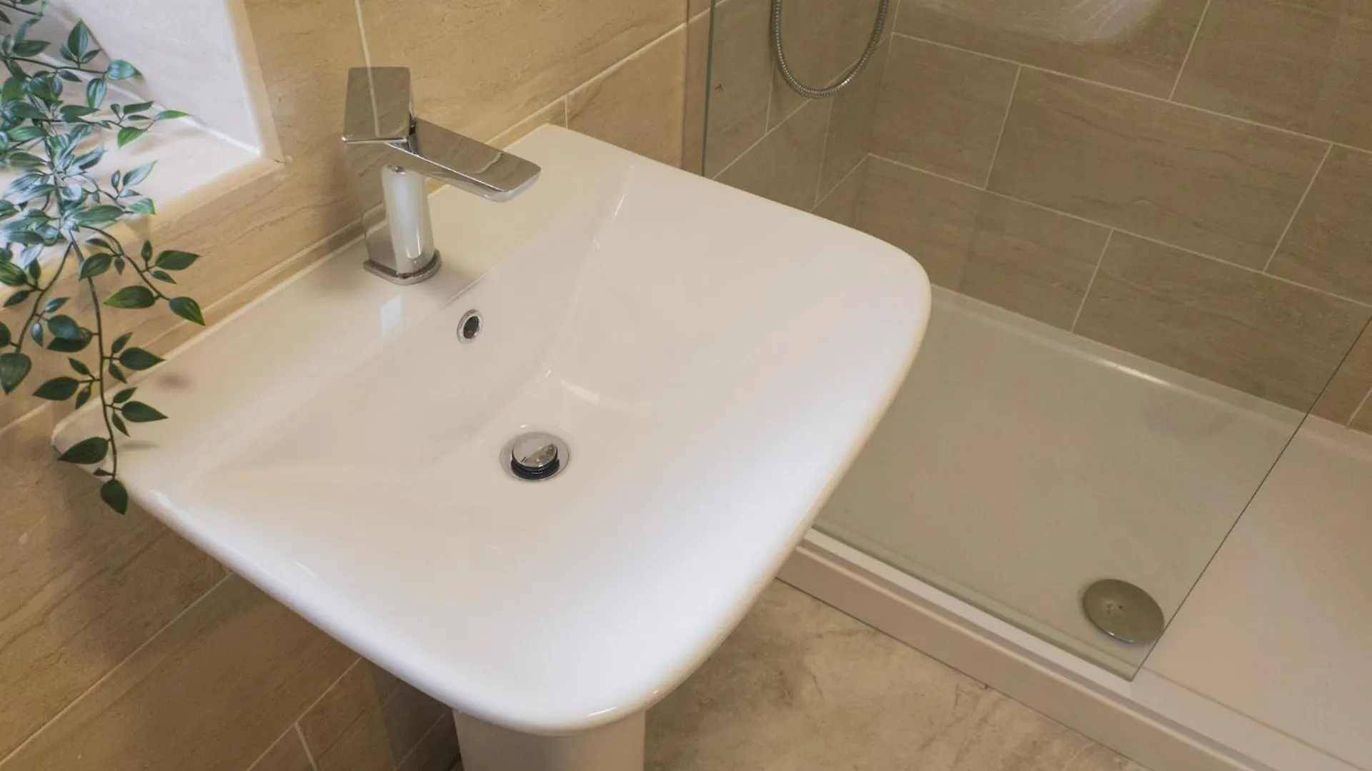Super Convenient Keyless Entry Two Bedroom Loft By Property Promise Cardiff