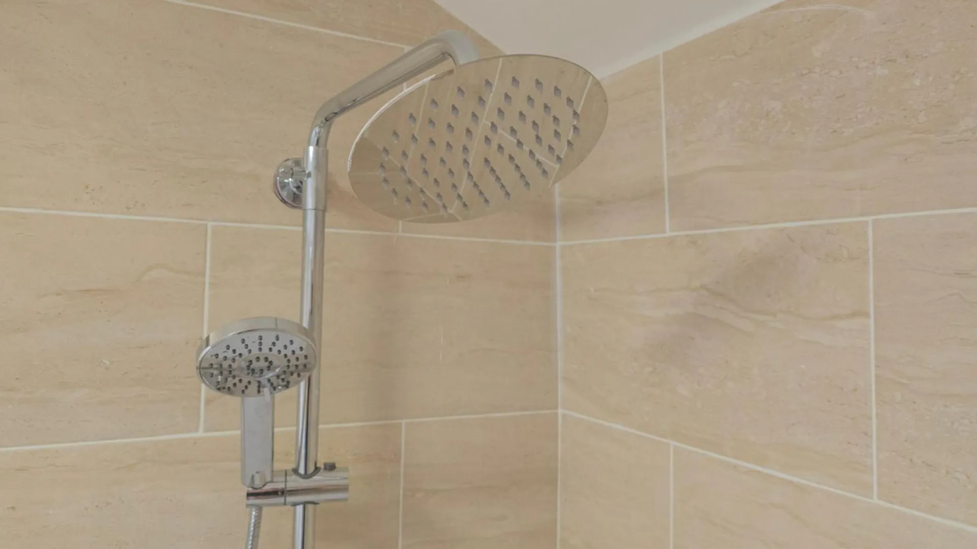 Super Convenient Keyless Entry Two Bedroom Loft By Property Promise Cardiff Apartment