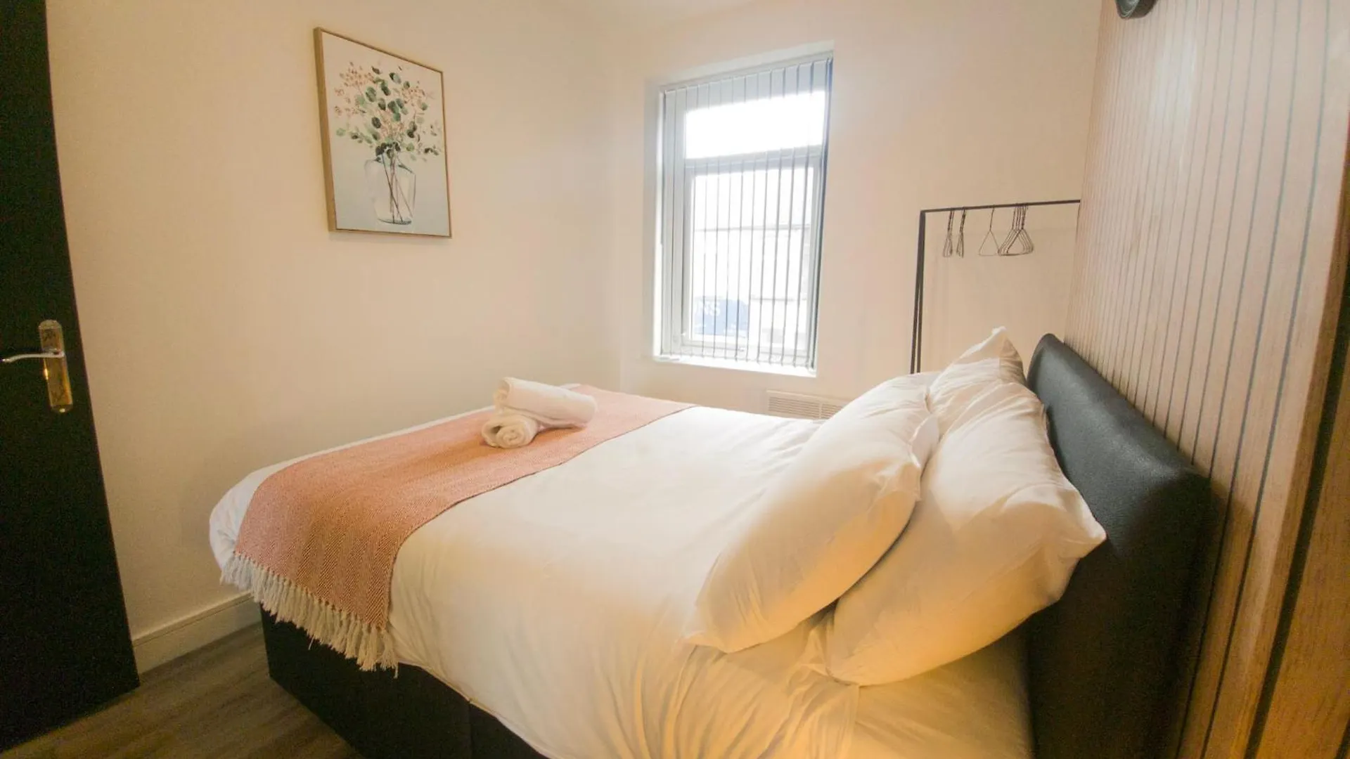 Super Convenient Keyless Entry Two Bedroom Loft By Property Promise Cardiff 0*,