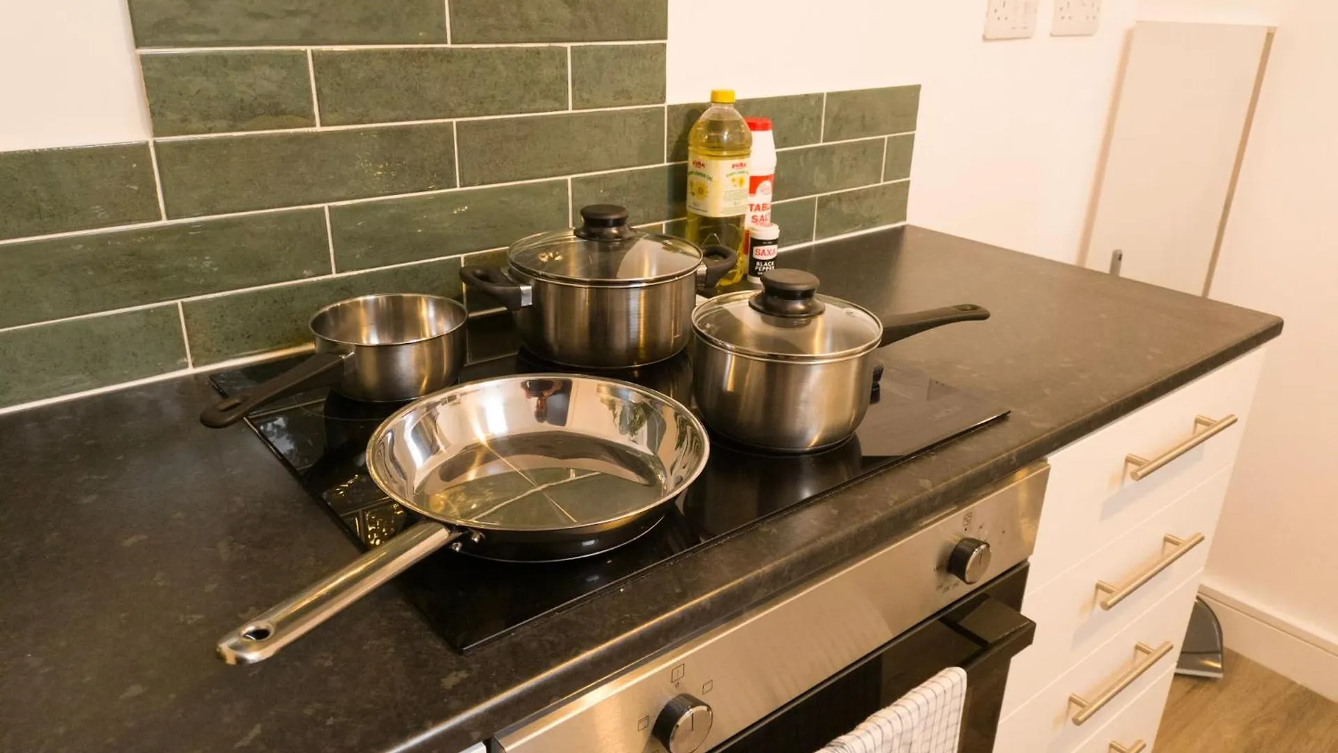 Super Convenient Keyless Entry Two Bedroom Loft By Property Promise Cardiff